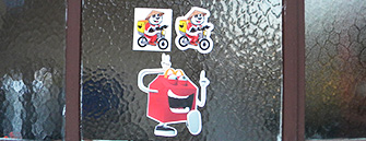 Sticker adhésif publicitaire à la forme